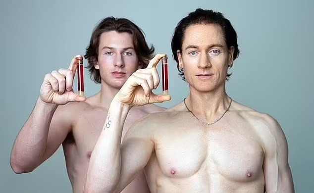 Bryan Johnson đã so sánh sự cương cứng vào ban đêm của mình với con trai mình, 18 tuổi,(bên phải) để đo AndroAge - độ tuổi sức khỏe cương cứng. Bryan Johnson đã so sánh sự cương cứng vào ban đêm của mình với con trai mình, 18 tuổi,(bên phải) để đo AndroAge - độ tuổi sức khỏe cương cứng.