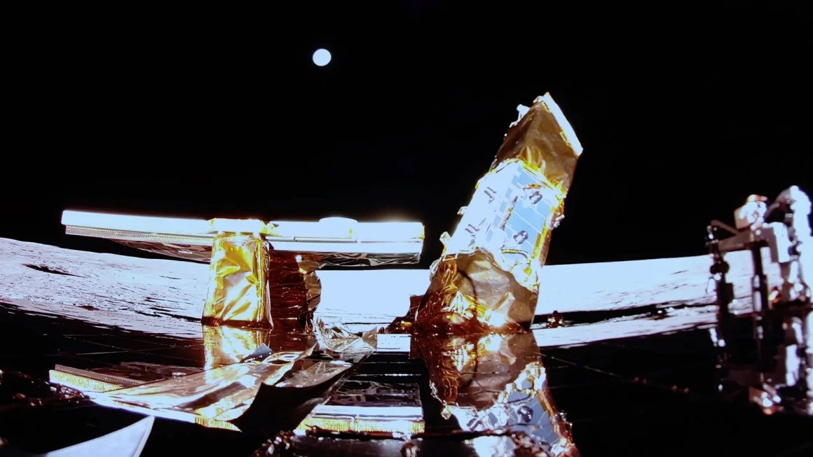 Trái Đất có thể nhìn thấy được ở đằng xa do tàu Blue Ghost chụp sau khi hạ cánh xuống Mặt Trăng.