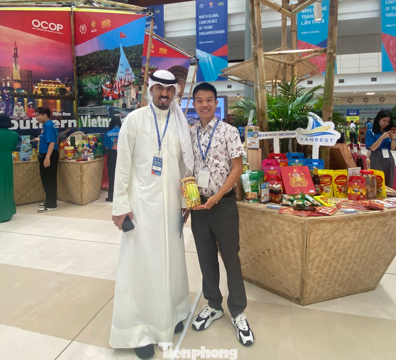 Sản phẩm trà hoa vàng Tam Đảo của Nguyễn Đức Độ được trưng bày tại Hội nghị Nghị sĩ trẻ toàn cầu lần thứ 9 tổ chức tại Hà Nội.