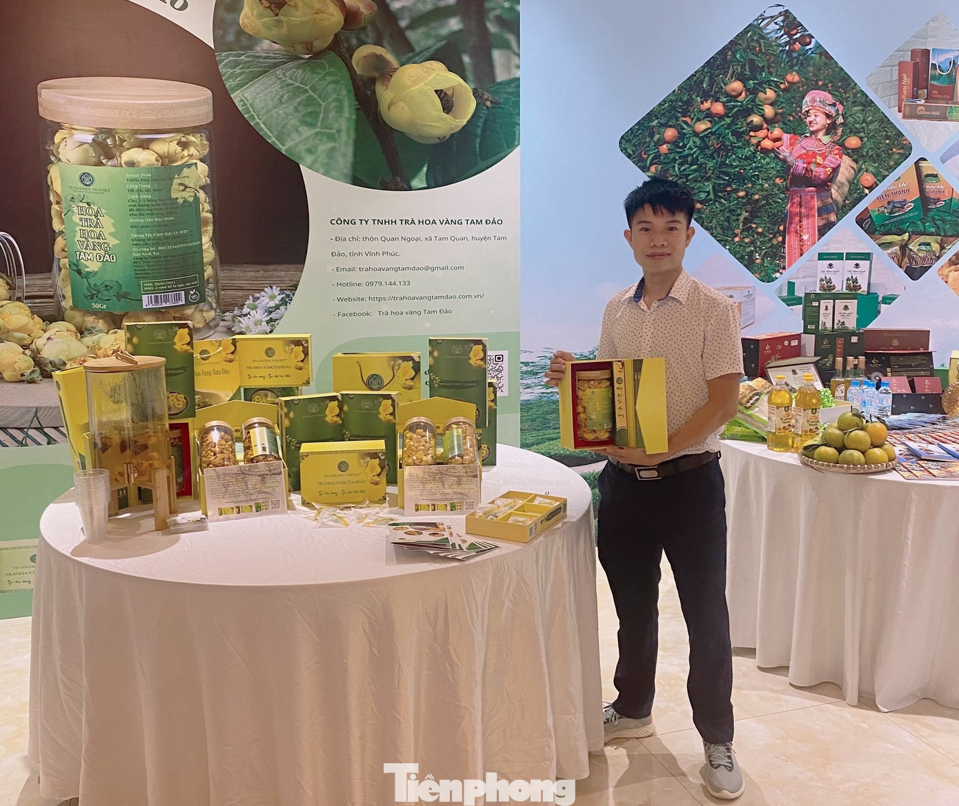 Nguyễn Đức Độ trưng bày sản phẩm tại Hội nghị xúc tiến đầu tư tỉnh Vĩnh Phúc.