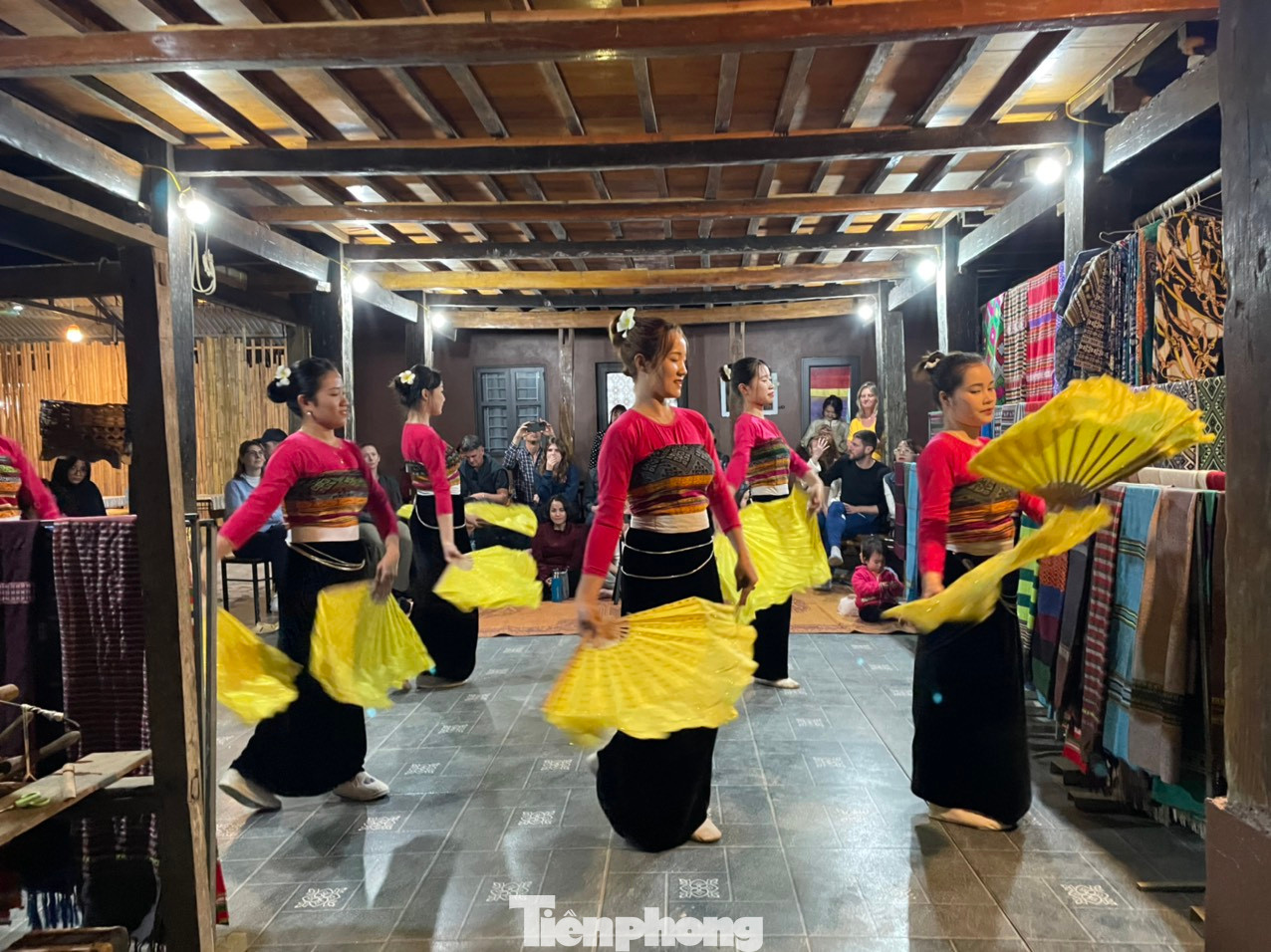 Du khách đến với homestay cũng được thưởng thức các tiết mục nghệ thuật truyền thống của đồng bào Thái.