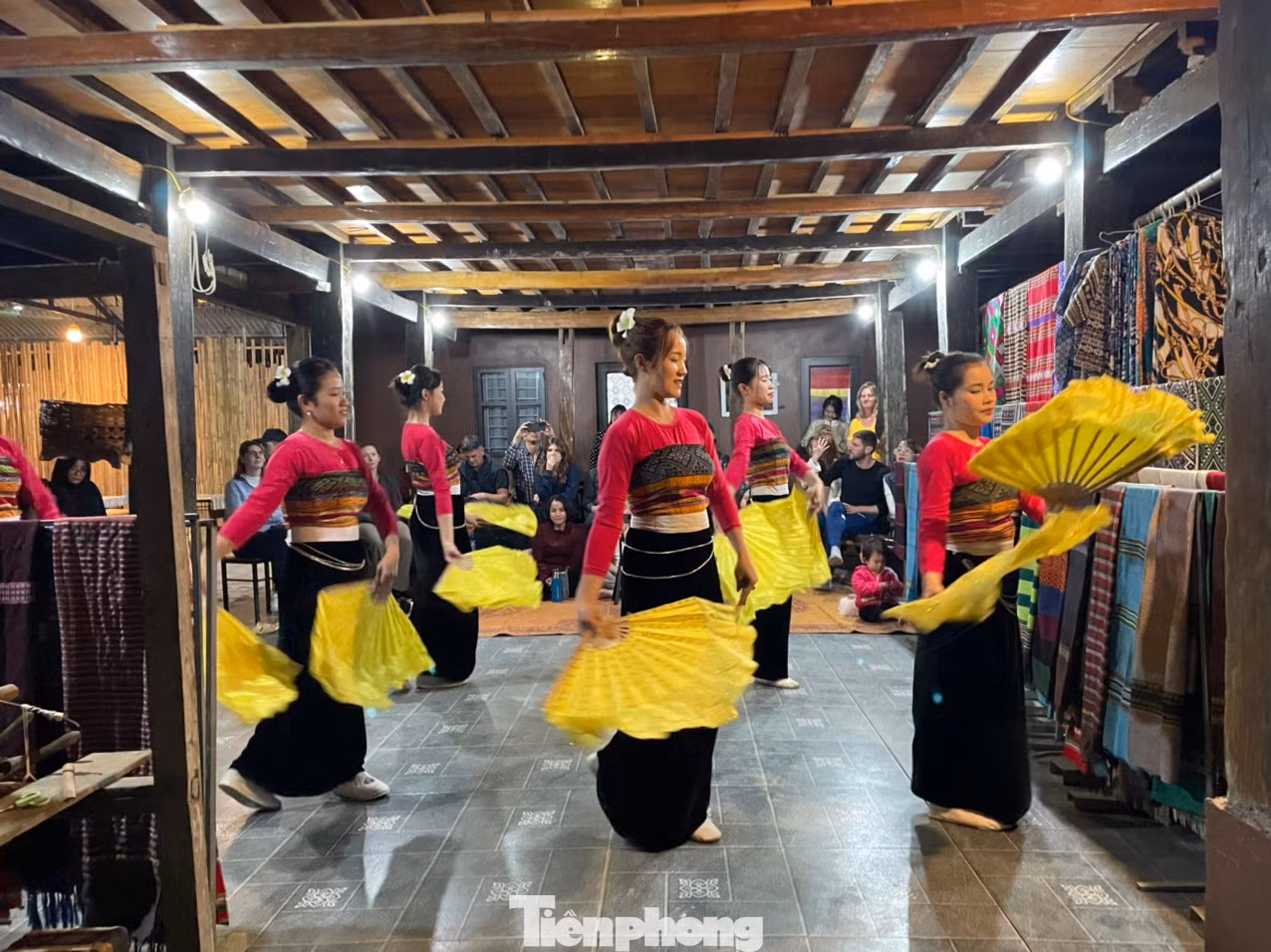 Du khách đến với homestay cũng được thưởng thức các tiết mục nghệ thuật truyền thống của đồng bào Thái.