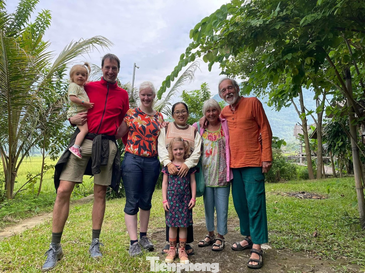 Hà Thị Hường (ở giữa) chụp ảnh cùng du khách.