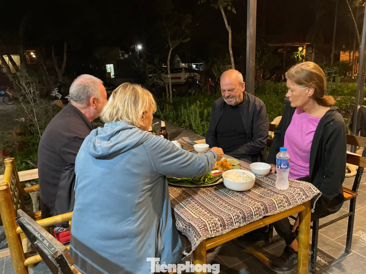 Khách du lịch được thưởng thức các món ăn truyền thống dân tộc Thái.