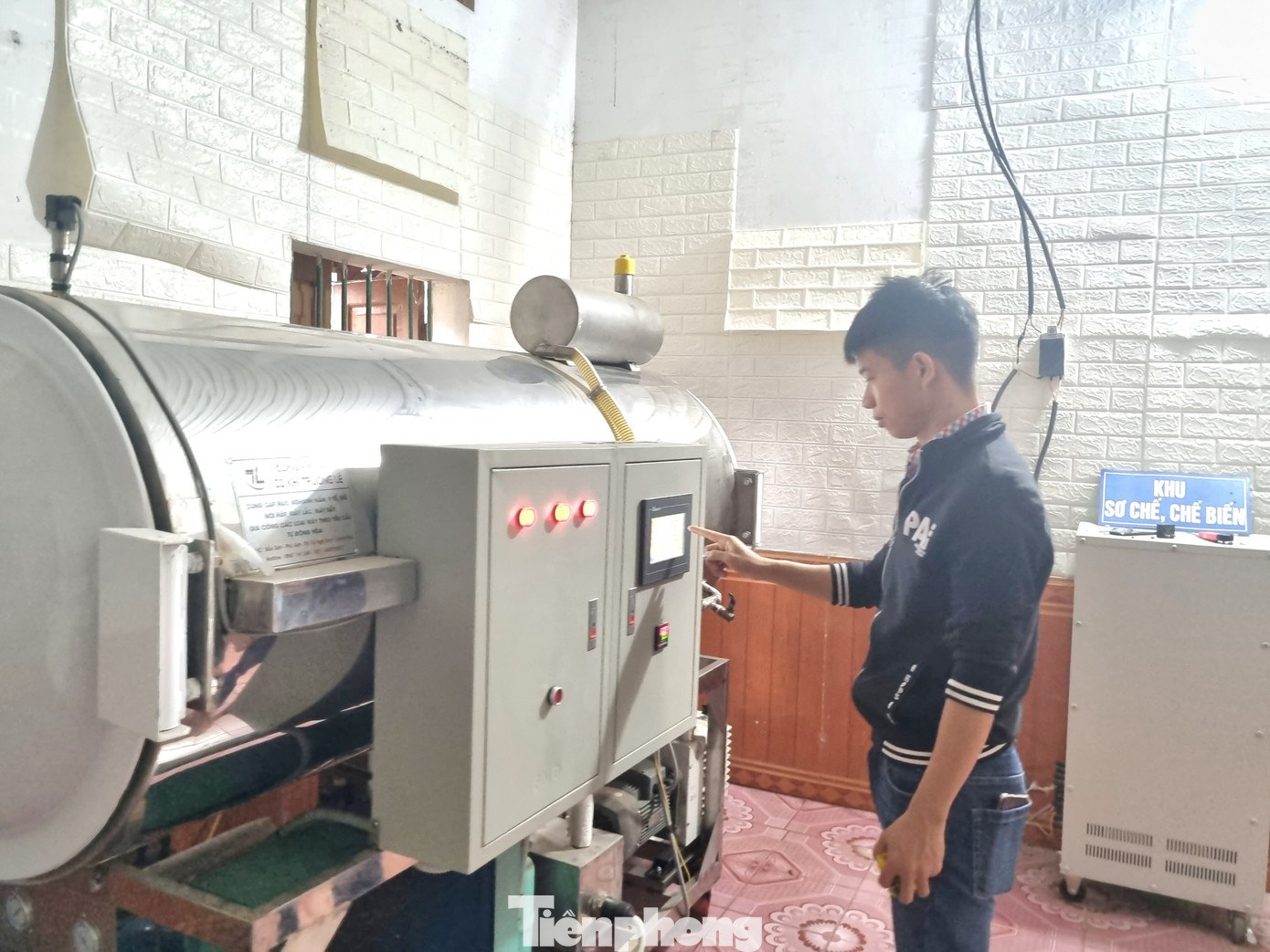 Nguyễn Đức Độ điều khiển máy sấy trà hoa vàng.