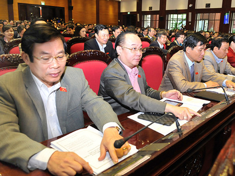 Đại biểu Quốc hội bấm nút biểu quyết thông qua dự thảo Hiến pháp nước Cộng hòa xã hội chủ nghĩa Việt Nam. Ảnh: thu giang