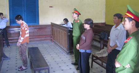 Trần Vinh Quang cùng mẹ tại tòa