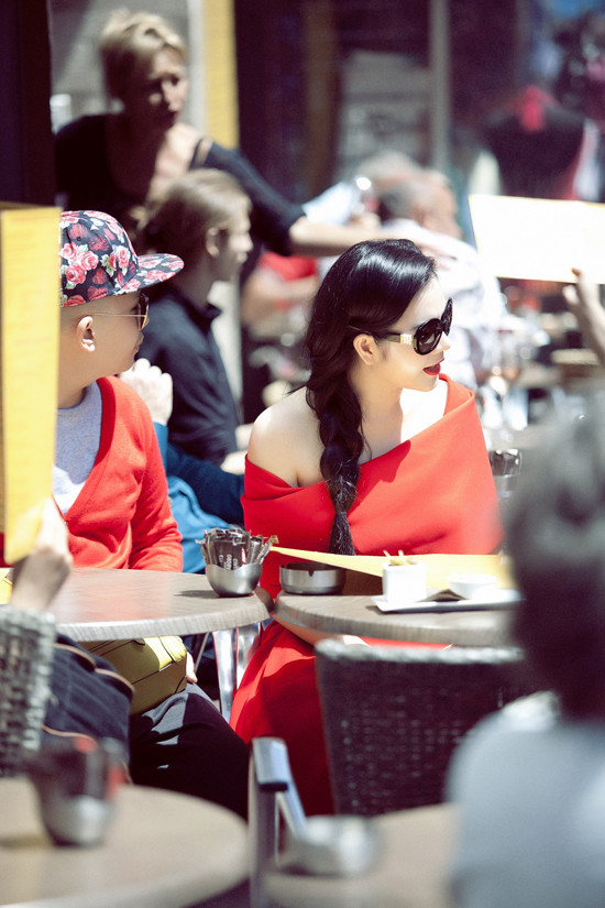 Và sau đó dùng bữa ở một trong những nhà hàng sang trọng nhất của thành phố Cannes. Và sau đó dùng bữa ở một trong những nhà hàng sang trọng nhất của thành phố Cannes