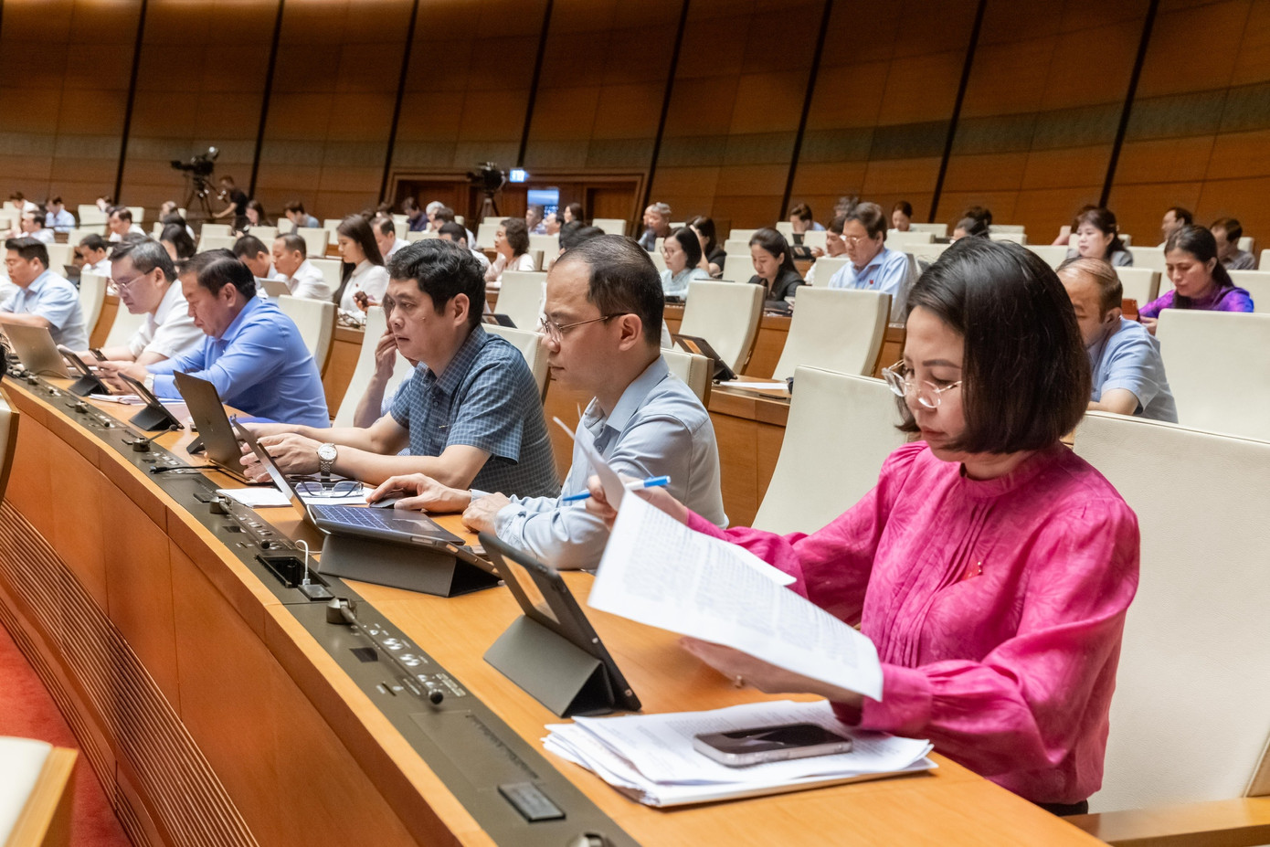 Các đại biểu Quốc hội tại phiên thảo luận. Ảnh: Như Ý