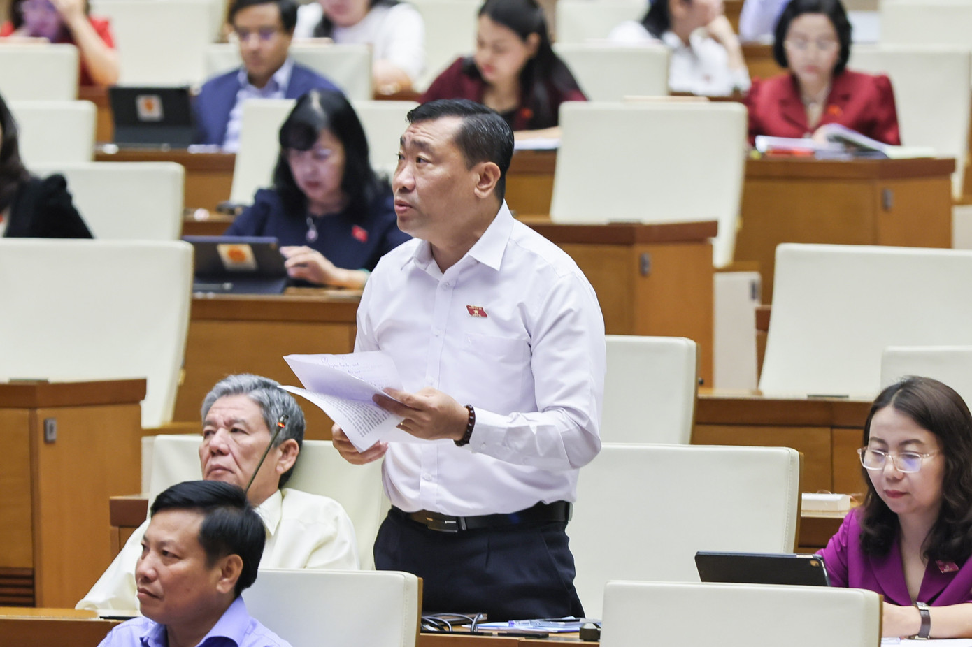 Đại biểu đề nghị cơ sở hoá chất quy mô lớn phải kiểm định 3 năm/lần. Ảnh: Như Ý