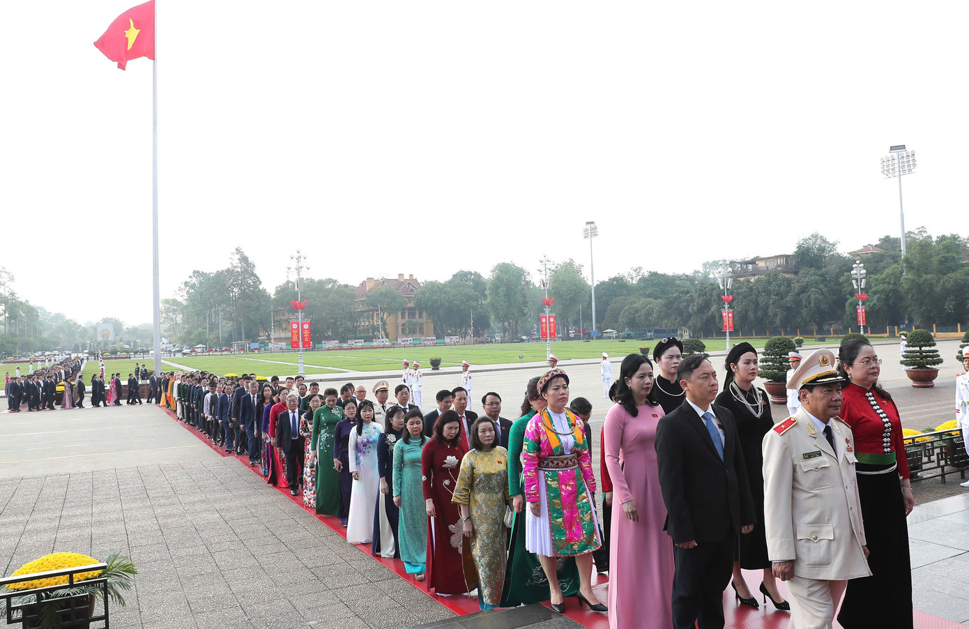 Các đại biểu Quốc hội vào Lăng viếng Chủ tịch Hồ Chí Minh. Ảnh: Như Ý Các đại biểu Quốc hội vào Lăng viếng Chủ tịch Hồ Chí Minh. Ảnh: Như Ý