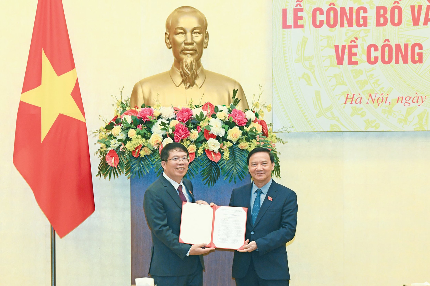 Phó Chủ tịch Quốc hội Nguyễn Khắc Định trao Nghị quyết phê chuẩn ông Nguyễn Văn Hiển giữ chức Phó Chủ nhiệm Văn phòng Quốc hội. Ảnh: Lâm Hiển. Phó Chủ tịch Quốc hội Nguyễn Khắc Định trao Nghị quyết phê chuẩn ông Nguyễn Văn Hiển giữ chức Phó Chủ nhiệm Văn phòng Quốc hội. Ảnh: Lâm Hiển.