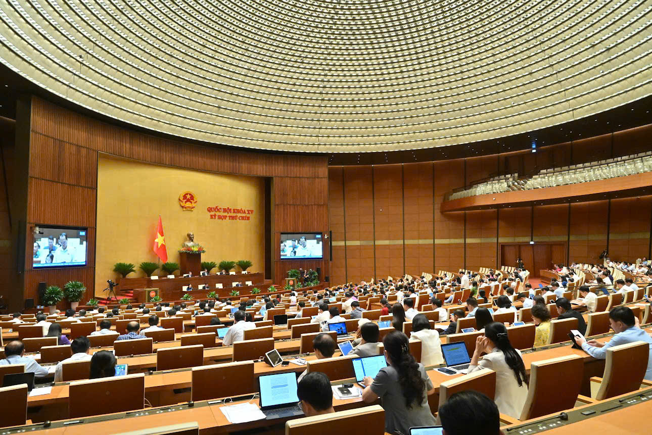 Chiều 23/5, Quốc hội đã thông qua Nghị quyết về việc bổ sung ngân sách chi thường xuyên năm 2025. Ảnh: Như Ý