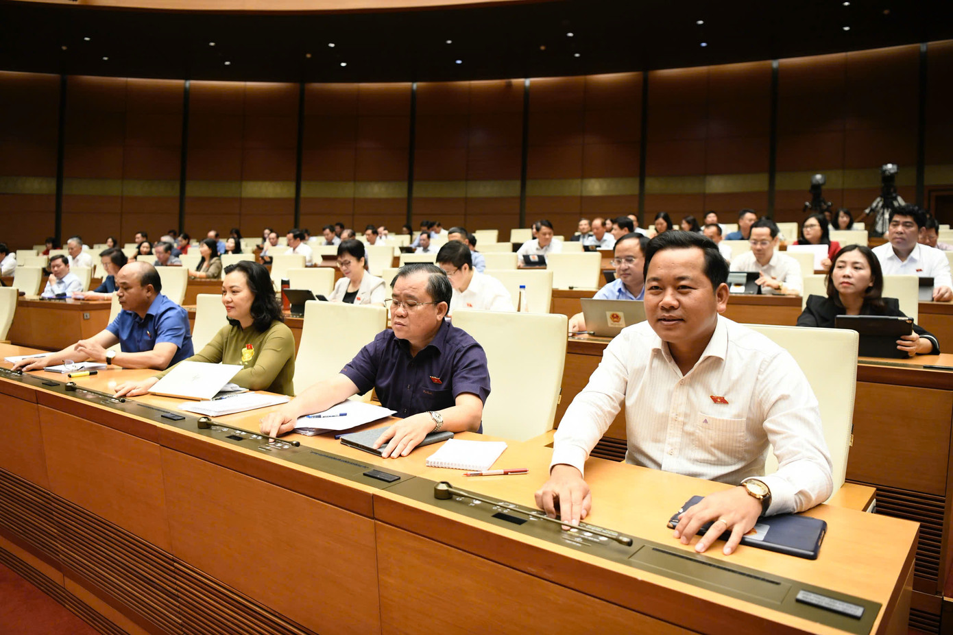 Quốc hội biểu quyết thông qua điều chỉnh chương trình kỳ họp thứ 9. Ảnh: Như Ý Quốc hội biểu quyết thông qua điều chỉnh chương trình kỳ họp thứ 9. Ảnh: Như Ý