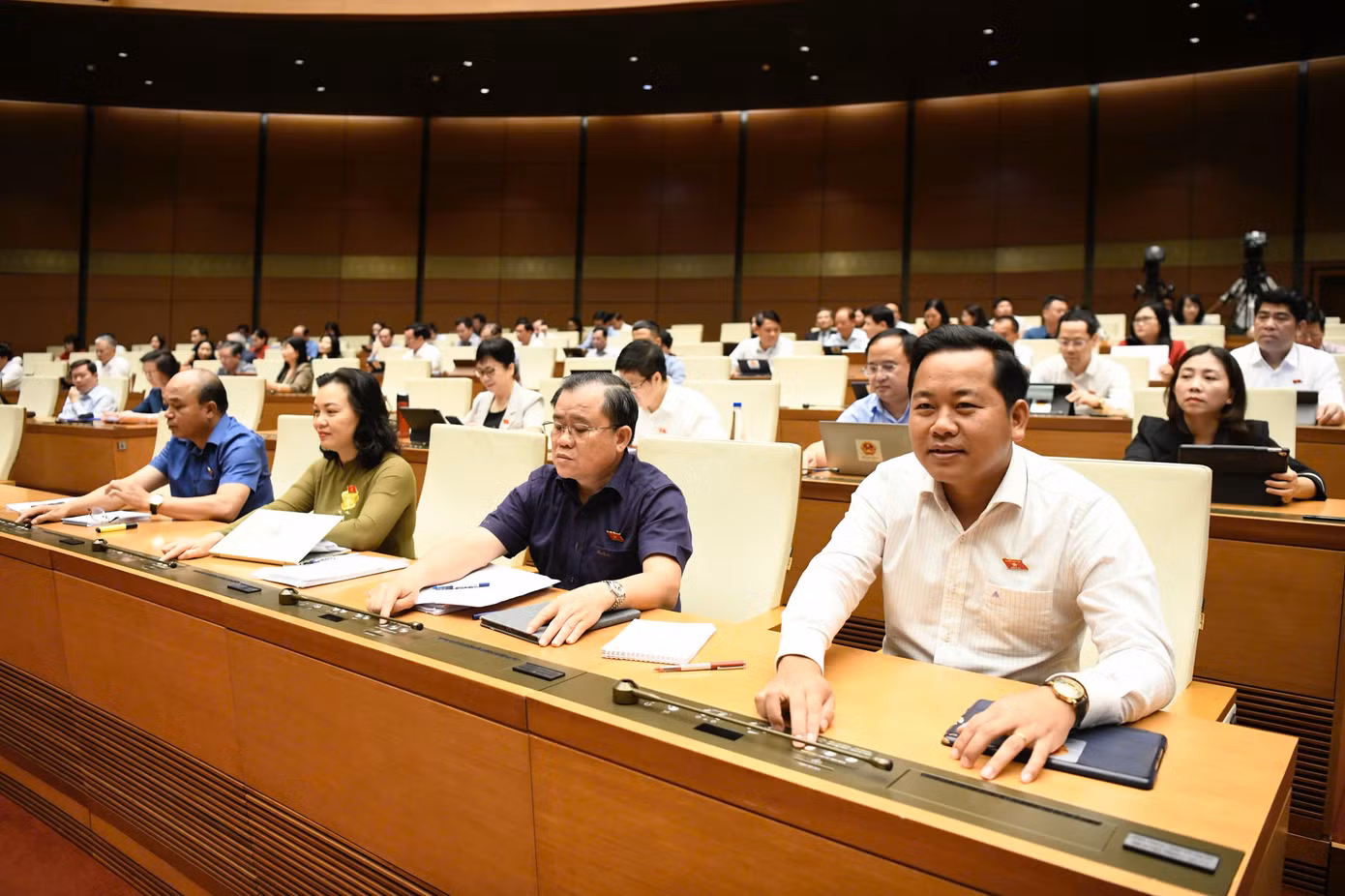 Quốc hội biểu quyết thông qua điều chỉnh chương trình kỳ họp thứ 9. Ảnh: Như Ý Quốc hội biểu quyết thông qua điều chỉnh chương trình kỳ họp thứ 9. Ảnh: Như Ý