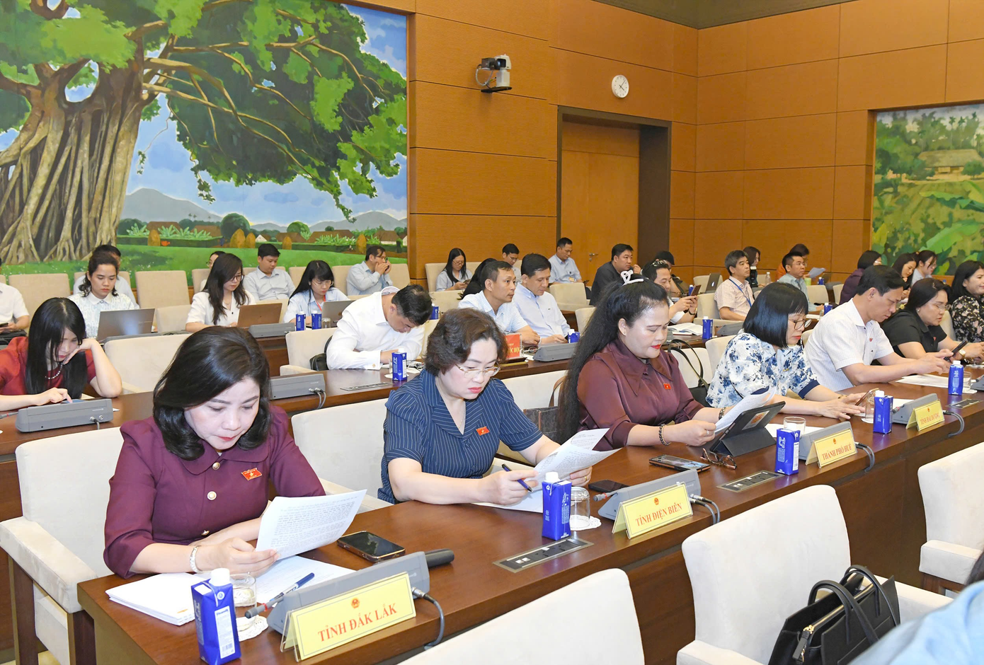 Các đại biểu Quốc hội tại hội nghị. Ảnh: Lâm Hiển