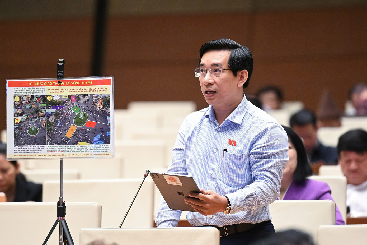 Như thường lệ, đại biểu Nguyễn Văn Cảnh mang đến hội trường những bức ảnh minh họa sinh động khi phát biểu (Ảnh: QH)