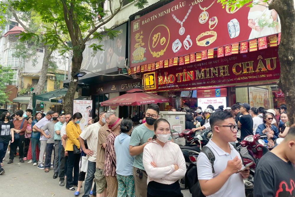 Lập sàn giao dịch, người dân sẽ không còn phải xếp hàng mua vàng (Ảnh: TP)