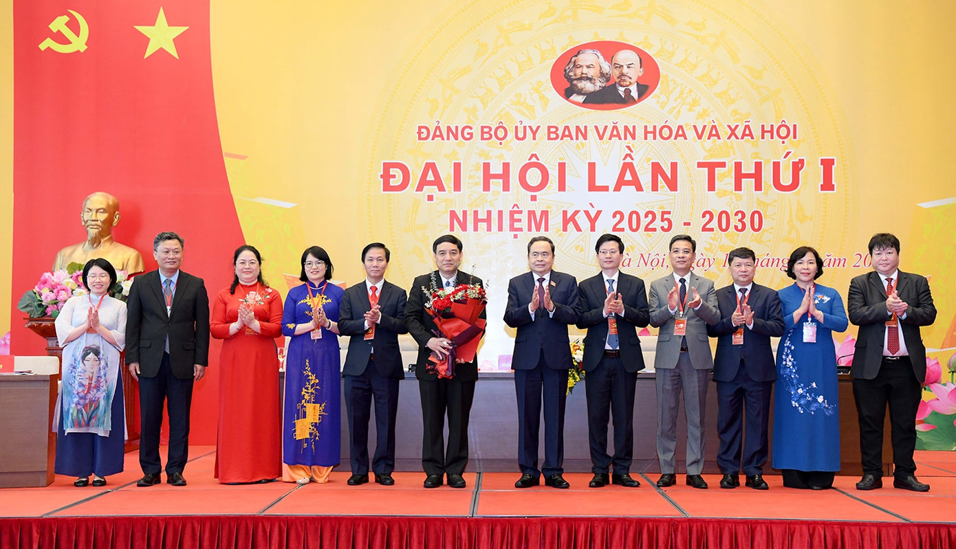 Chủ tịch Quốc hội Trần Thanh Mẫn và Ban Chấp hành Đảng bộ Ủy ban Văn hóa và Xã hội. Ảnh: Lâm Hiển