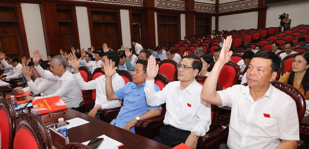 Đại biểu HĐND tỉnh Ninh Bình biểu quyết thông qua các nghị quyết. Ảnh: Báo Ninh Bình. Đại biểu HĐND tỉnh Ninh Bình biểu quyết thông qua các nghị quyết. Ảnh: Báo Ninh Bình.