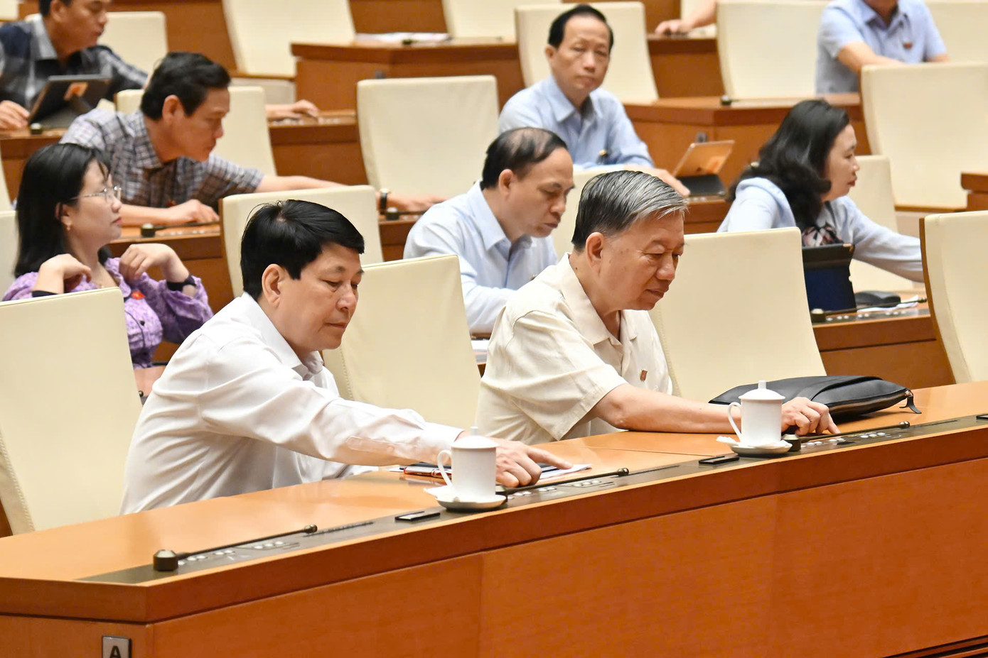 Lãnh đạo Đảng, Nhà nước biểu quyết thông qua dự thảo nghị quyết. (Ảnh: Như Ý) Lãnh đạo Đảng, Nhà nước biểu quyết thông qua dự thảo nghị quyết. (Ảnh: Như Ý)