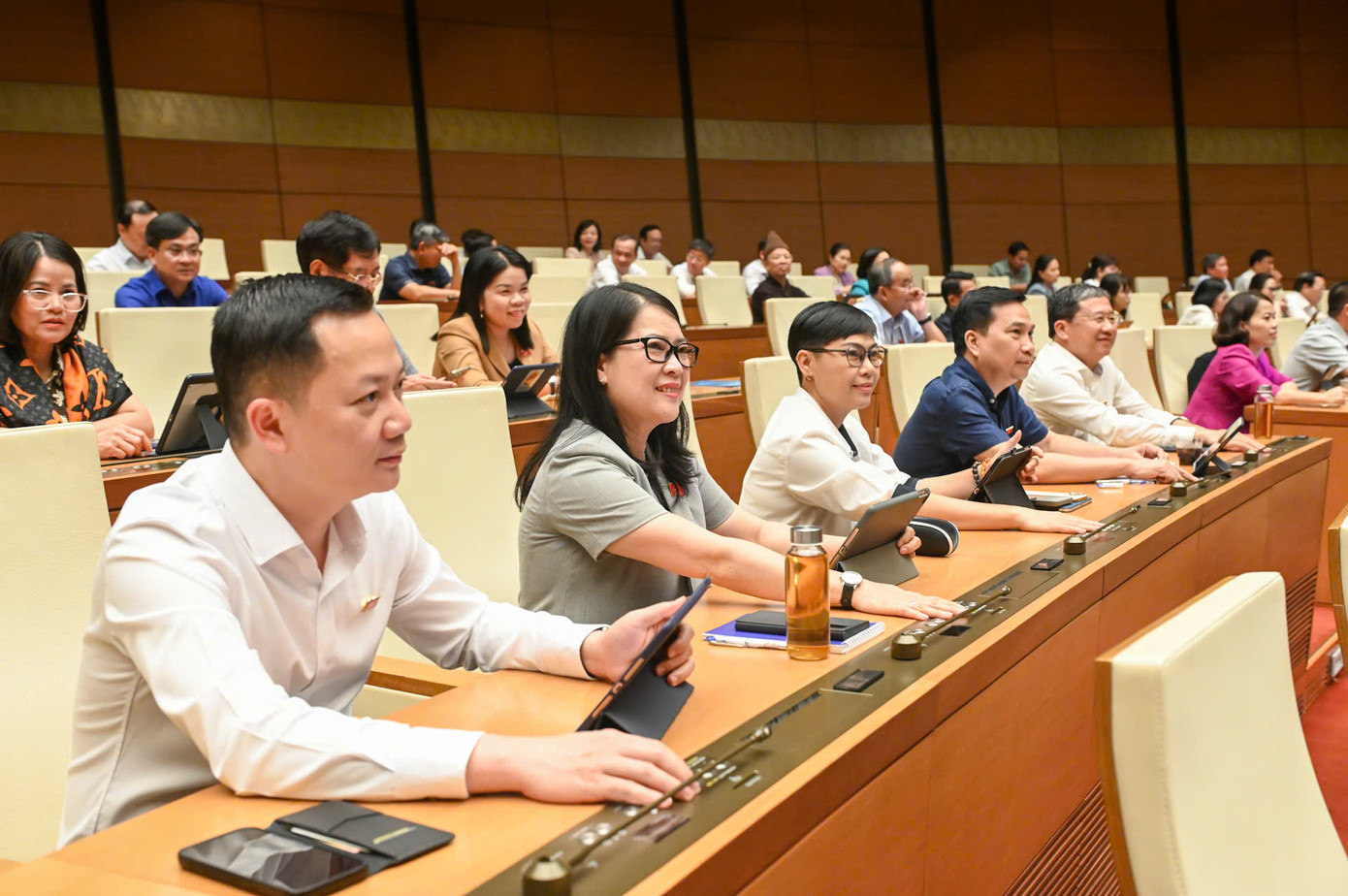 Quốc hội đã biểu quyết thông qua 8 nghị quyết tại đợt 1, kỳ họp thứ 9. Ảnh: Như Ý