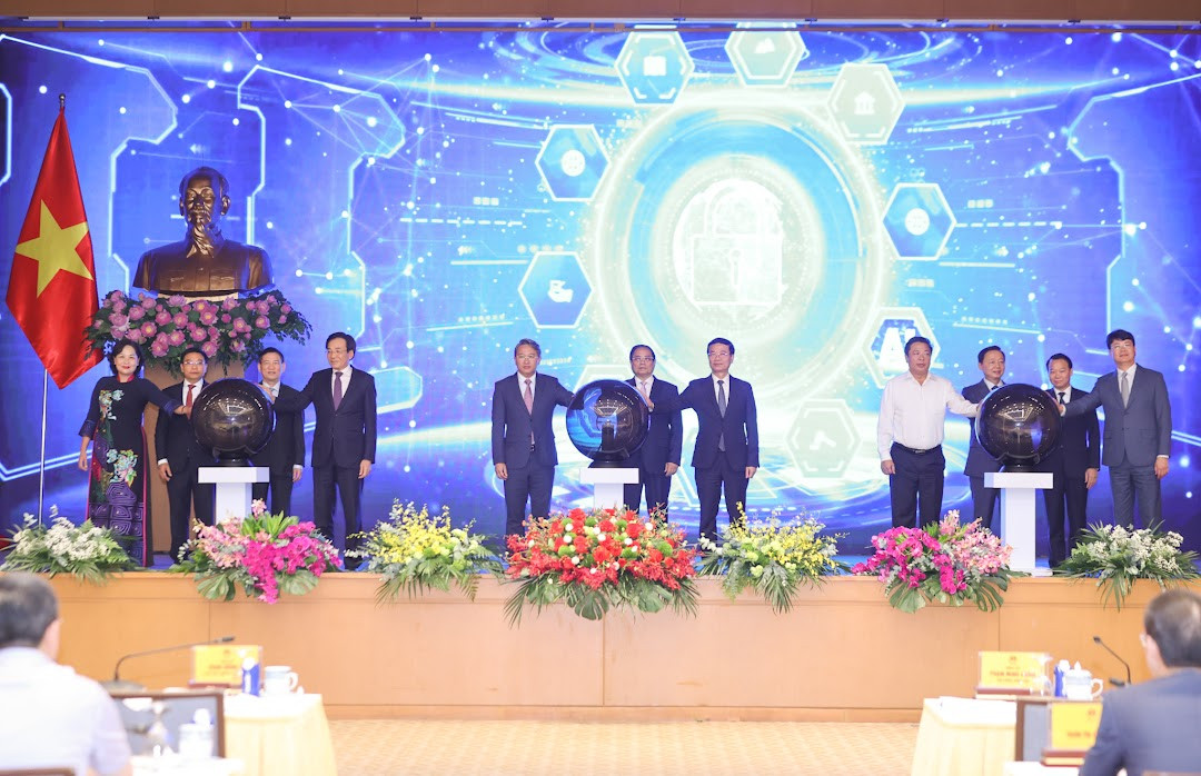 Thủ tướng Chính phủ thực hiện nghi thức bấm nút khai trương Cổng Pháp luật quốc gia. Ảnh: Nhật Bắc Thủ tướng Chính phủ thực hiện nghi thức bấm nút khai trương Cổng Pháp luật quốc gia. Ảnh: Nhật Bắc