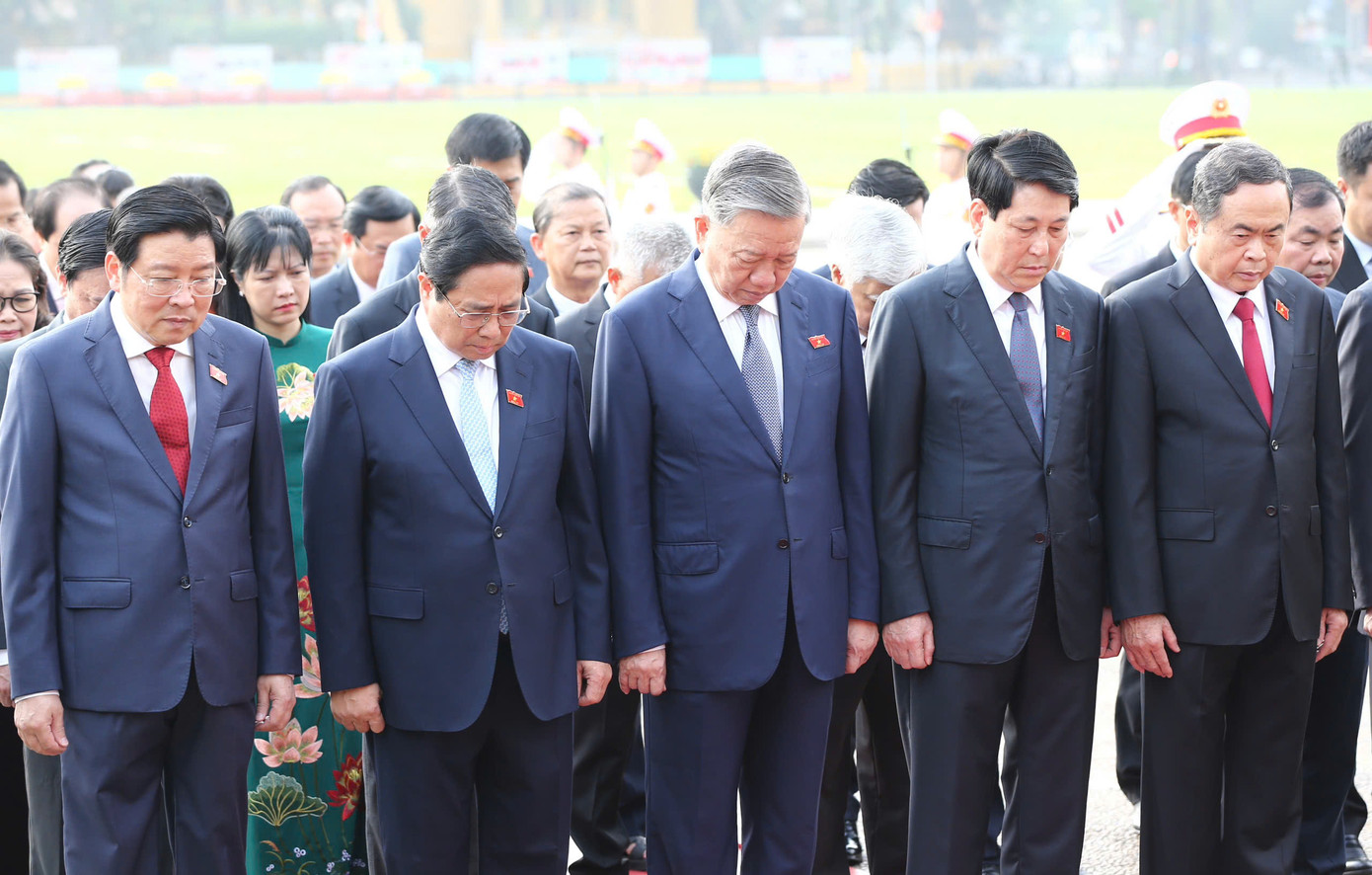 Các đồng chí lãnh đạo Đảng, Nhà nước, các đại biểu Quốc hội thành kính tưởng nhớ Chủ tịch Hồ Chí Minh vĩ đại. Ảnh: Như Ý Các đồng chí lãnh đạo Đảng, Nhà nước, các đại biểu Quốc hội thành kính tưởng nhớ Chủ tịch Hồ Chí Minh vĩ đại. Ảnh: Như Ý