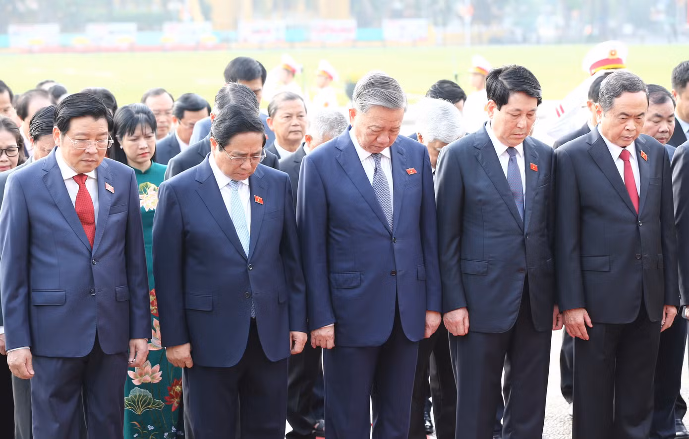 Các đồng chí lãnh đạo Đảng, Nhà nước, các đại biểu Quốc hội thành kính tưởng nhớ Chủ tịch Hồ Chí Minh vĩ đại. Ảnh: Như Ý