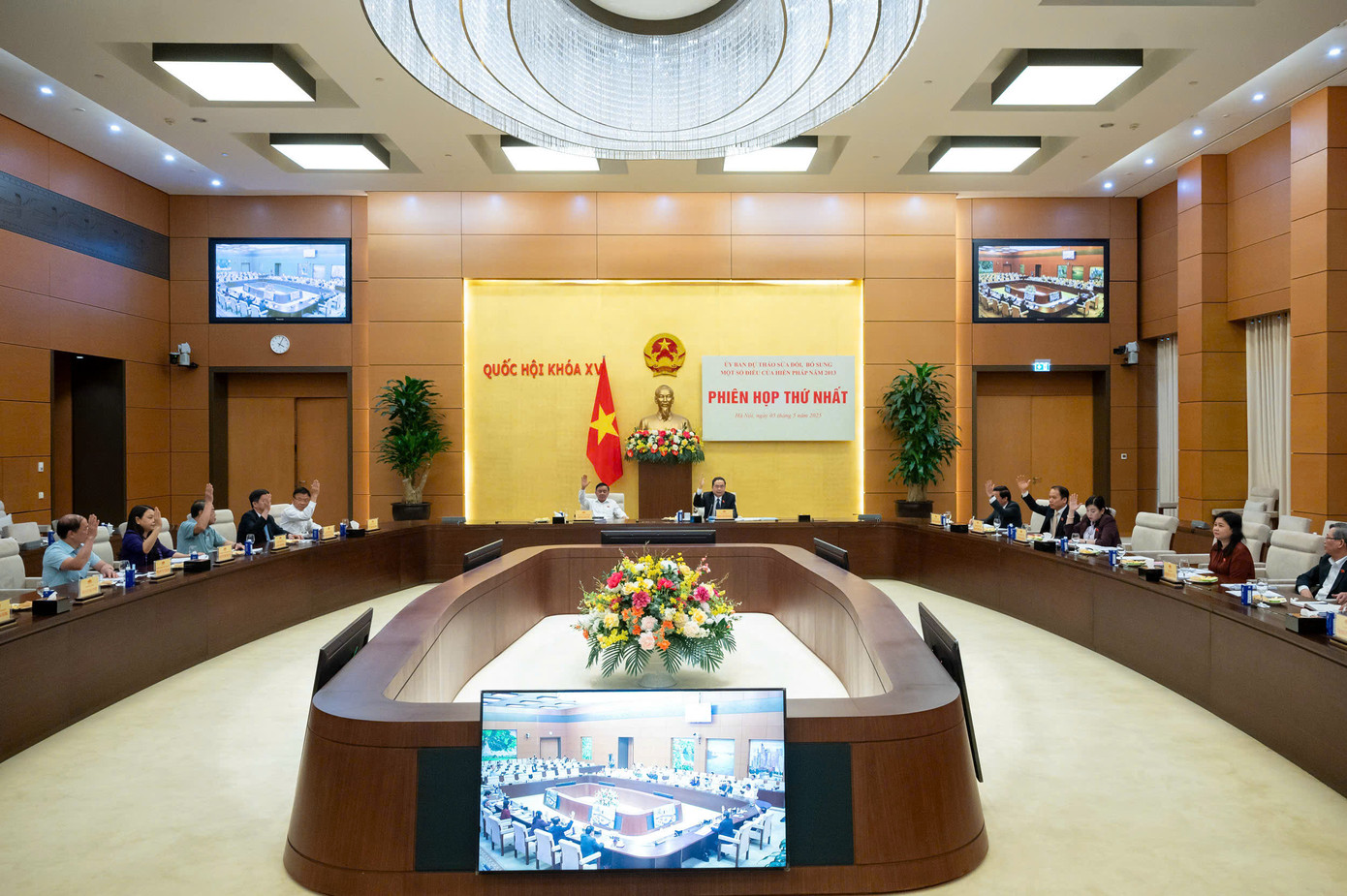 Biểu quyết thông qua 6 văn bản. Ảnh: QH