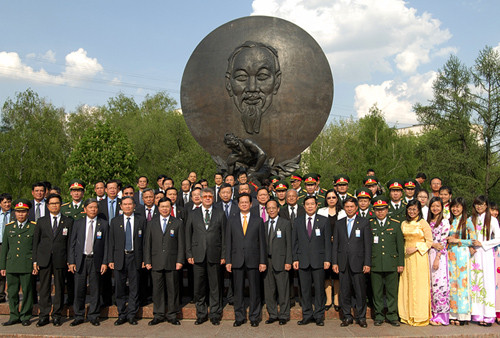 Thủ tướng và Đoàn công tác cùng đại diện cán bộ ĐSQ nước ta tại Nga, đại diện cộng đồng người Việt ở Nga bên Tượng đài Bác Hồ ở Moscow. Ảnh: VGP/Nhật Bắc