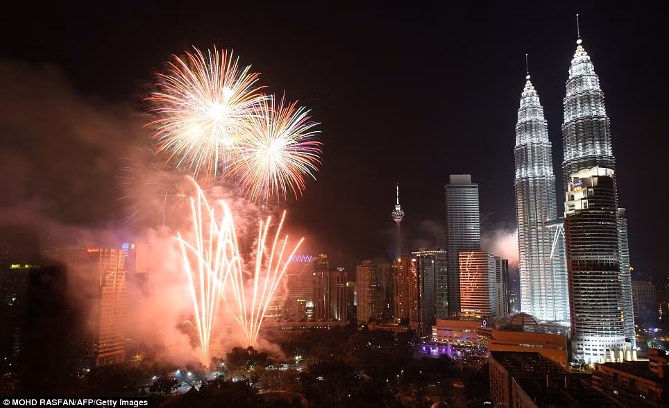 Tháp đôi Petronas tại Malaysia rực rỡ đón năm mới. Ảnh: Getty Images