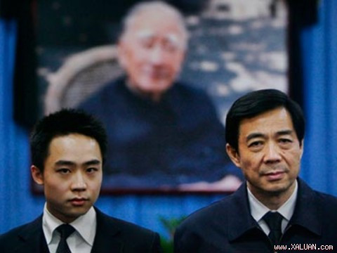 Bạc Hy Lai và con trai Bạc Qua Qua phía sau là bức ảnh người cha Bạc Nhất Ba, một lão thành cách mạng của Đảng cộng sản Trung Quốc