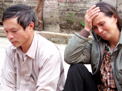 Bà Lân bên chồng, khóc ngất khi kể lại chuyện đau lòng cho PV.