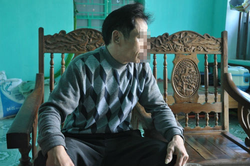 Để giải cứu cho con gái khỏi động mại dâm, ông Kim đã đóng giả khách làng chơi rồi tìm cách đưa con về nước. Ông đang nhớ lại hành trình giải cứu cho con gái