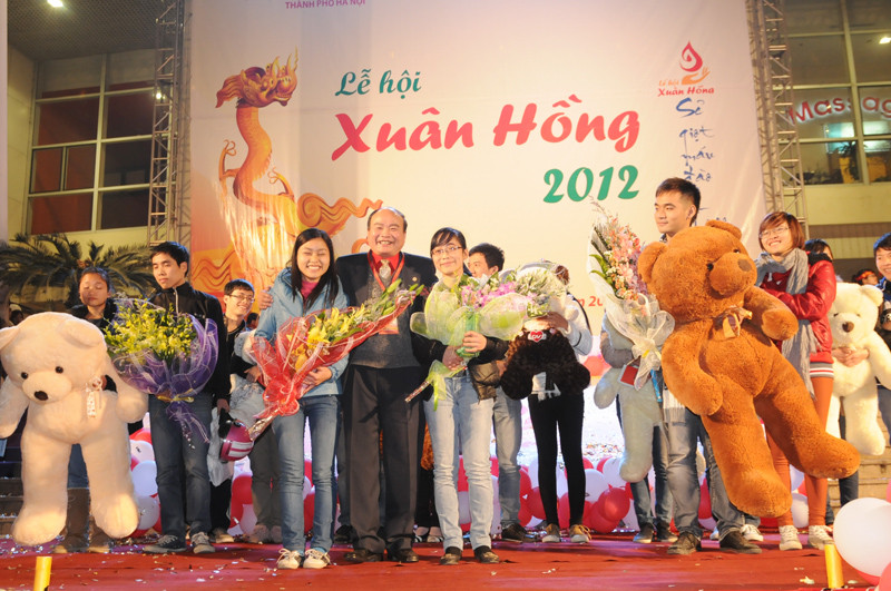 Ban tổ chức đã chọn ra năm cặp đôi ấn tượng nhất, hai cặp đôi đặc biệt, cùng cá nhân hiến máu thứ 5.000 - bạn Nguyễn Thị Dương và bạn Trần Thị Nga - người hiến máu thứ 6.000 để trao thưởng. Ban tổ chức đã chọn ra năm cặp đôi ấn tượng nhất cùng với hai cá nhân hiến máu thứ 5.000 - bạn Nguyễn Thị Dương đến từ chi hội 14-6 và Trần Thị Nga 6.000 để trao thưởng