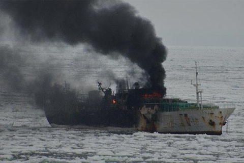 Tàu Jeong-woo 2 bốc cháy ở Nam Cực. Ảnh: tvnz.co.nz. Tàu Jeong-woo 2 bốc cháy ở Nam Cực. Ảnh: tvnz.co.nz