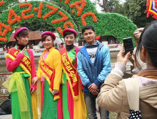 Thu hút được sự chú ý của nhiều du khách trẩy hội Thơ