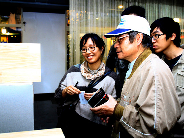 Nữ nghệ sĩ Vũ Kim Thư giới thiệu tác phẩm cho các du khách tại buổi khai mạc