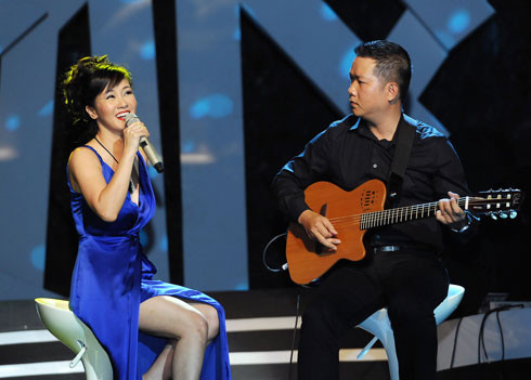 "Chị Bống" ghi điểm với khán giả với vẻ đẹp quý phái, kiêu sa. Hồng Nhung hát "Cho em một ngày" trong tiếng guitar mộc của Vĩnh Tân.