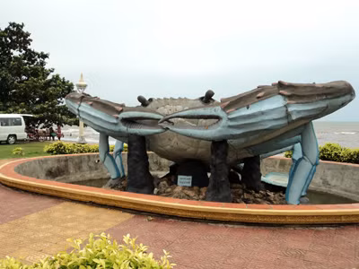 Tượng đài con ghẹ ở thành phố Kep