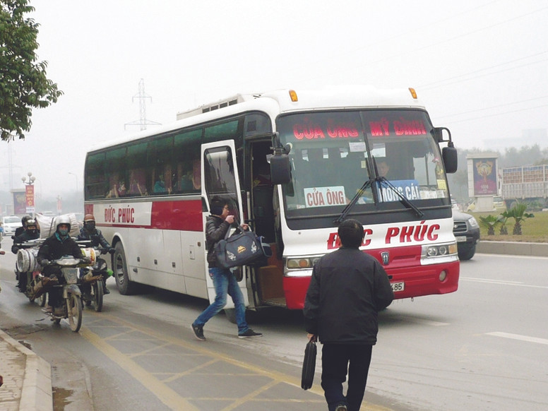 Sáng 19-1, sau khi từ Mỹ Đình ra, xe khách BKS 14N-5485 đã 3 lần bắt khach dọc đường Ảnh: Trọng Đảng