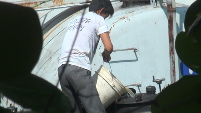 Một khâu trong quy trình pha chế xăng dỏm ở bãi xăng dầu Trâu Điên. Ảnh: Tuổi Trẻ