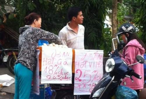 Nhiều điểm bán trứng không bao bì, nhãn mác với giá rẻ hơn 5.000-10.000đ/chục so với giá thị trường. Nhiều điểm bán trứng không bao bì, nhãn mác với giá rẻ hơn 5.000-10.000đ/chục so với giá thị trường