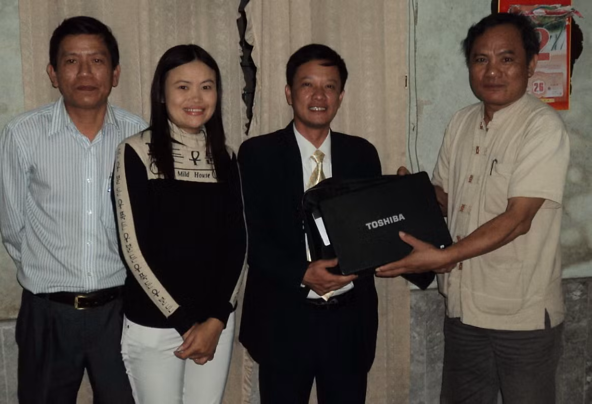 Trao máy tính xách tay cho Ban giám hiệu trường tiểu học Kim Lộc.. Trao máy tính xách tay cho Ban giám hiệu trường tiểu học Kim Lộc.