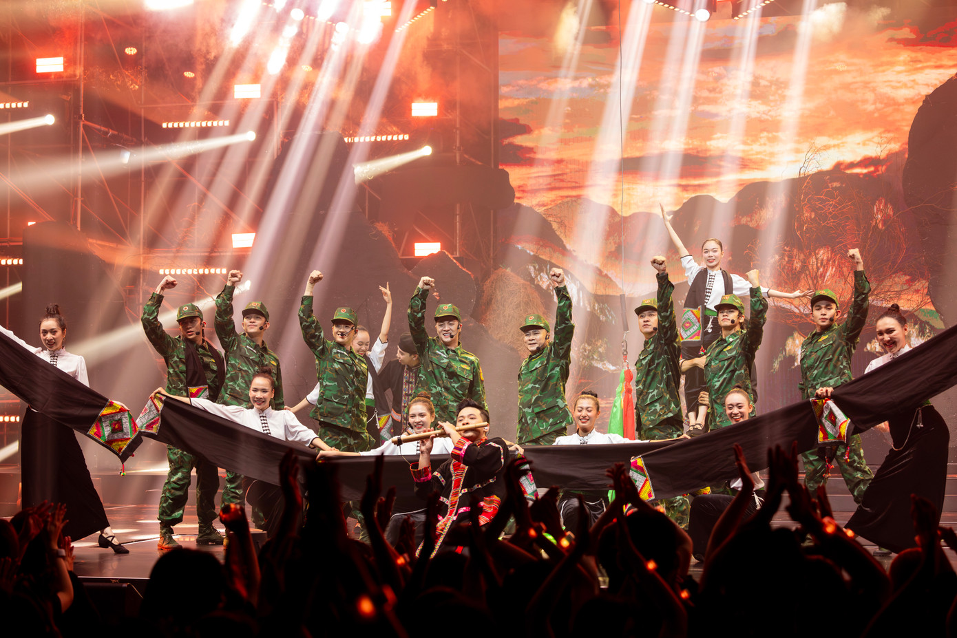 Tình quân dân bền chặt được nhà Mứt Gừng diễn tả qua Chiếc khăn piêu. Ảnh: BTC.