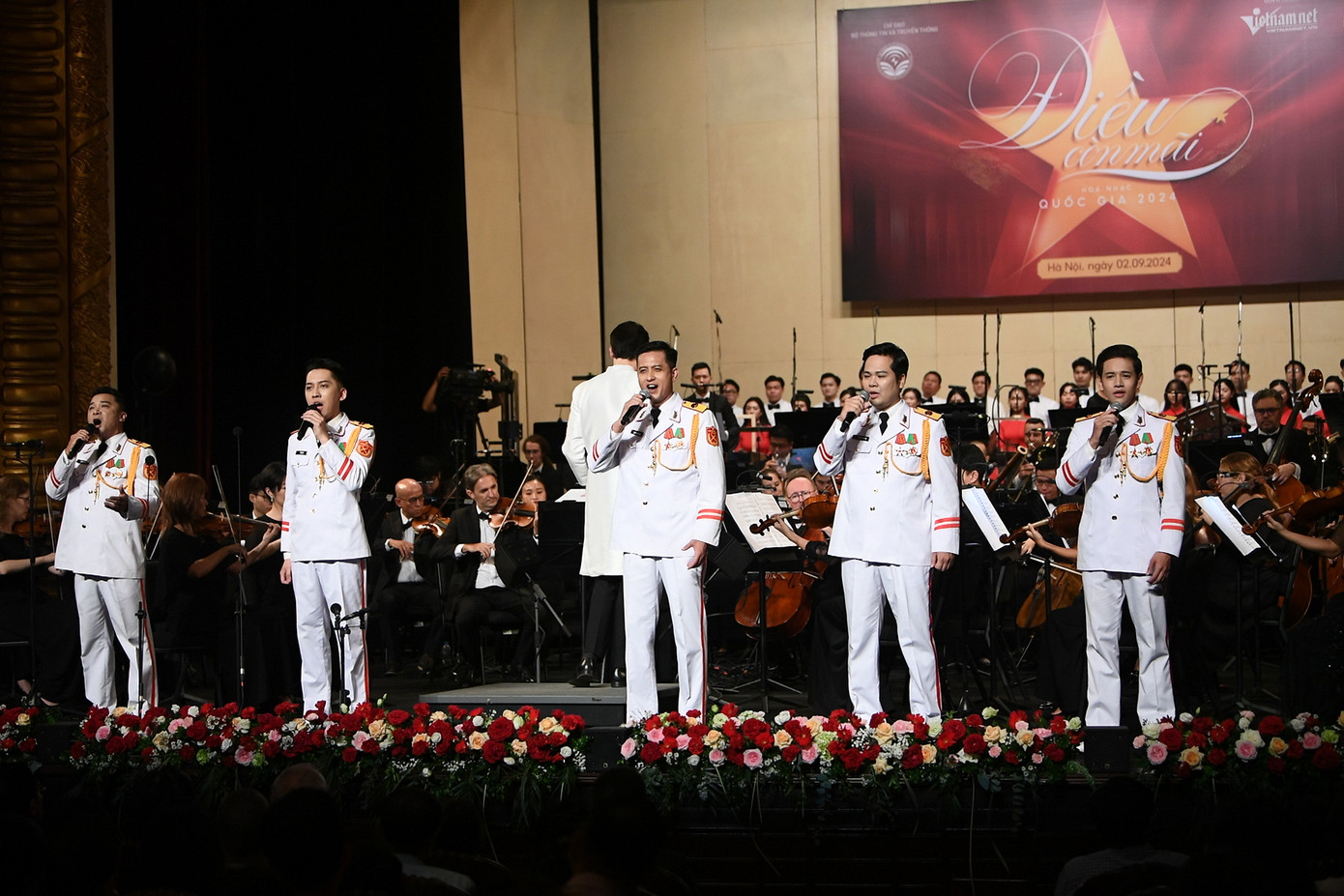 Tiến bước dưới quân kỳ của Doãn Nho do nhóm Áo lính thể hiện. Ảnh: BTC Tiến bước dưới quân kỳ của Doãn Nho do nhóm Áo lính thể hiện. Ảnh: BTC