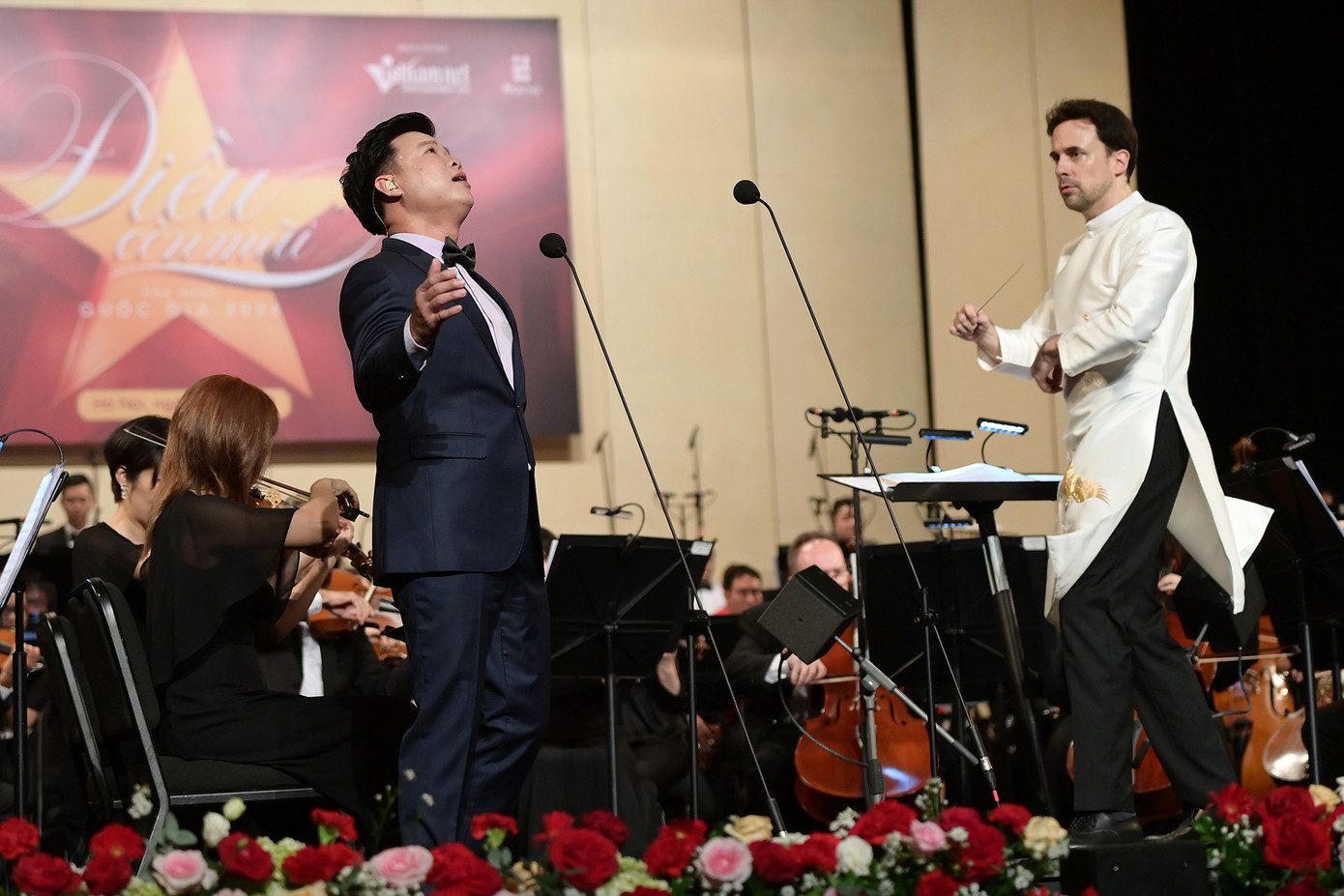 NSƯT Vũ Thắng Lợi thể hiện 2 tác phẩm Sẽ về thủ đô (Huy Du) và Tiến về Hà Nội (Văn Cao). NSƯT Vũ Thắng Lợi thể hiện 2 tác phẩm Sẽ về thủ đô (Huy Du) và Tiến về Hà Nội (Văn Cao).