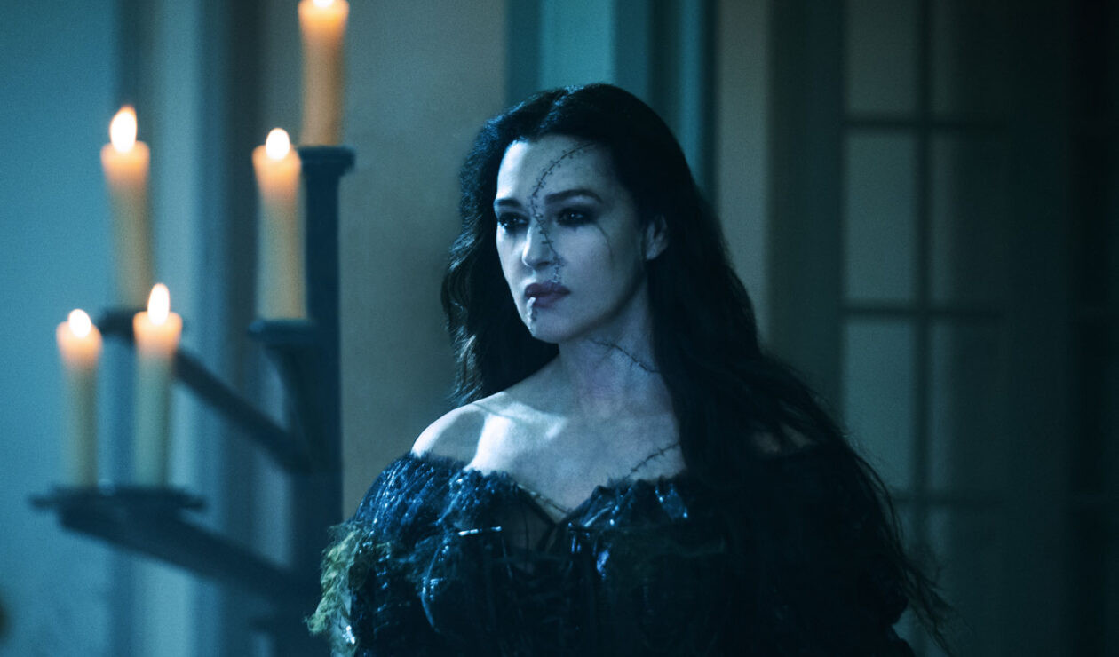 Monica Belluci có phần xuất hiện khá ấn tượng trong Beetlejuice Beetlejuice.