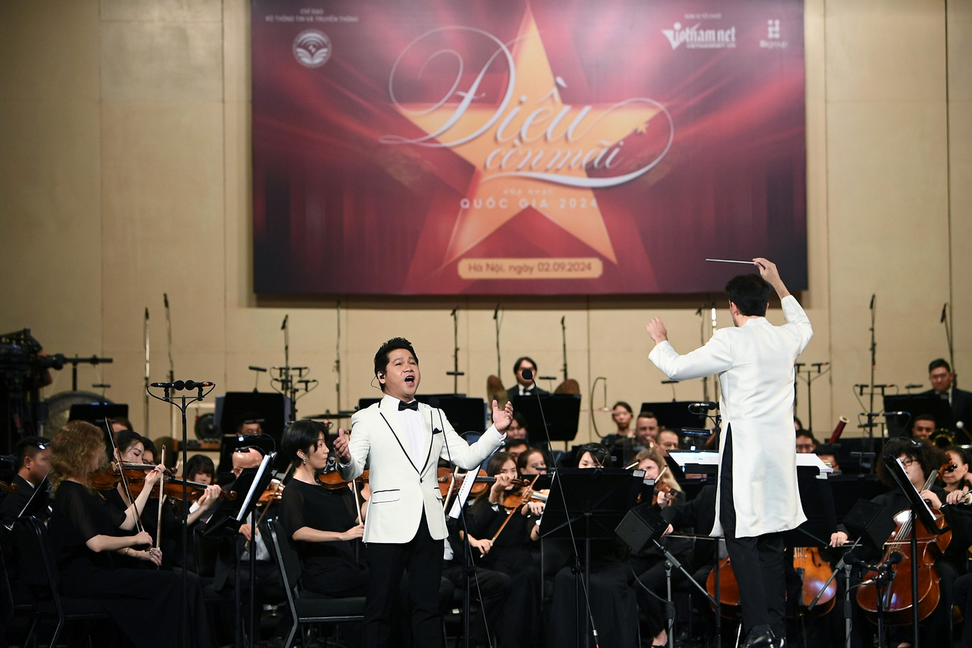 Nghệ sĩ Trọng Tấn đầy tình cảm trong Bế Văn Đàn sống mãi (nhạc sĩ Huy Du phỏng thơ Trinh Đường). Nghệ sĩ Trọng Tấn đầy tình cảm trong Bế Văn Đàn sống mãi (nhạc sĩ Huy Du phỏng thơ Trinh Đường).